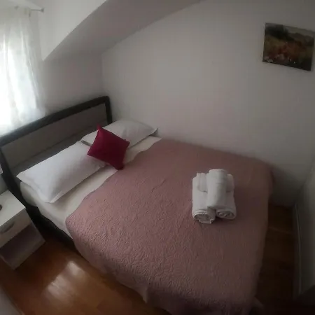 Nice With Free Parking Place For 1 Car Makarska